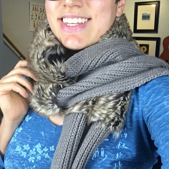 Banana Republic Knit Faux Fur Scarf Wrap - Picture 9 of 9
